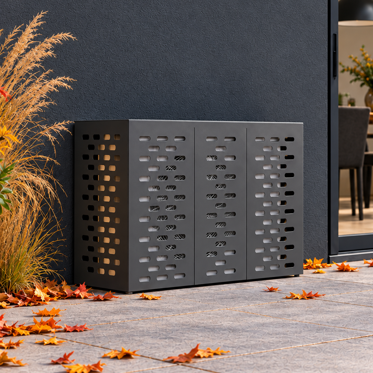 Zwarte airco ombouw met lineair sleufpatroon, 110 × 50 × 80 cm, op een herfstterras