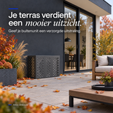 Je terras verdient een mooier uitzicht — zwarte airco ombouw op een herfstterras