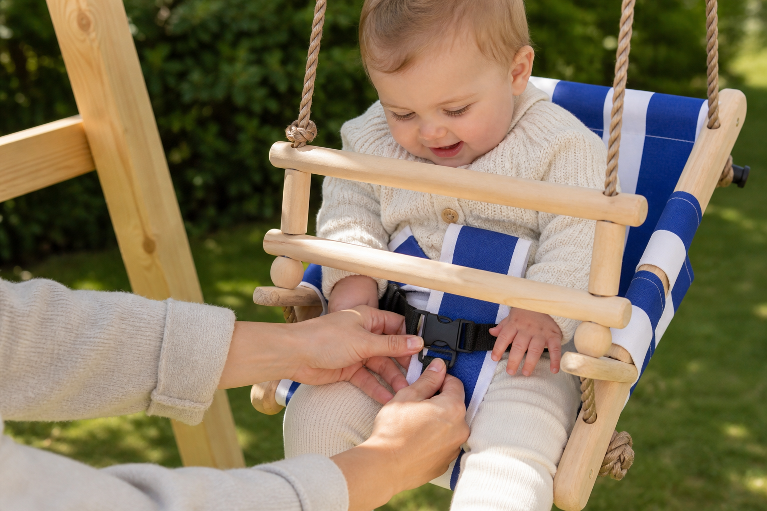 houten schommel buiten: praktische toepassing van Babyschommel voor buiten met veiligheidsgordel