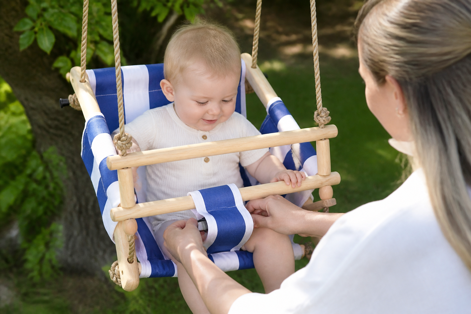 houten babyschommel: praktische toepassing van Babyschommel voor buiten met veiligheidsgordel
