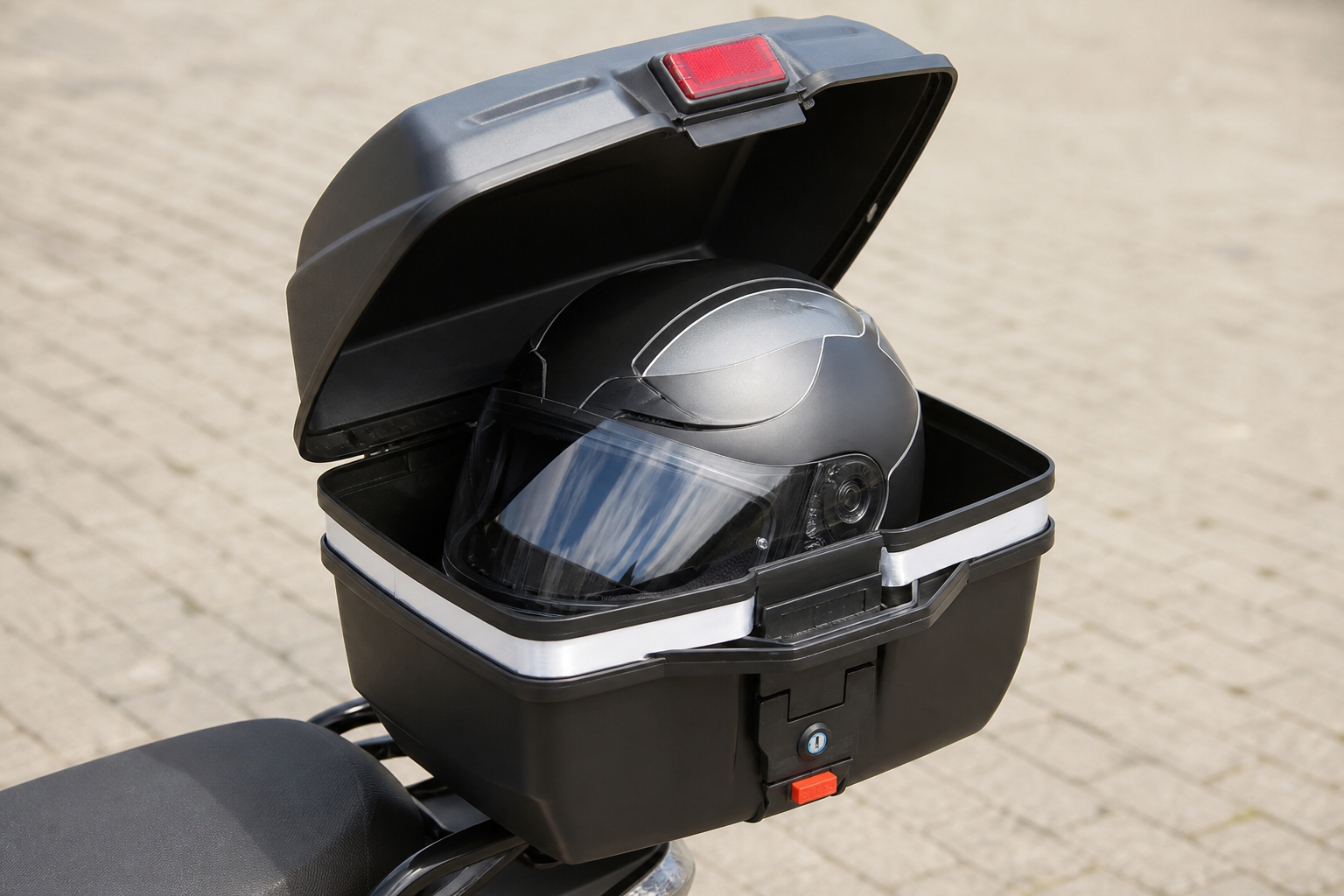 past een helm in een topkoffer van 24 liter: praktische toepassing van Motor topkoffer 24 liter voor 1 helm