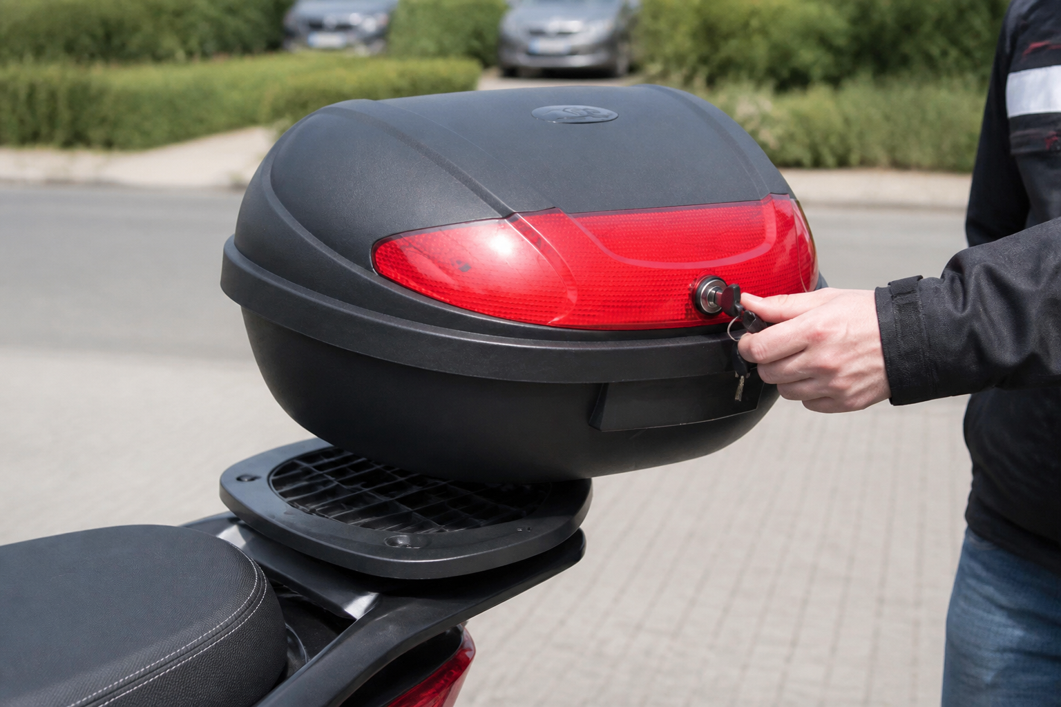 topkoffer monteren: praktische toepassing van Motor topkoffer 72 liter voor 2 helmen